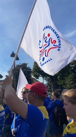 TH håndball med flagg (foto Ingrid Knutsen)